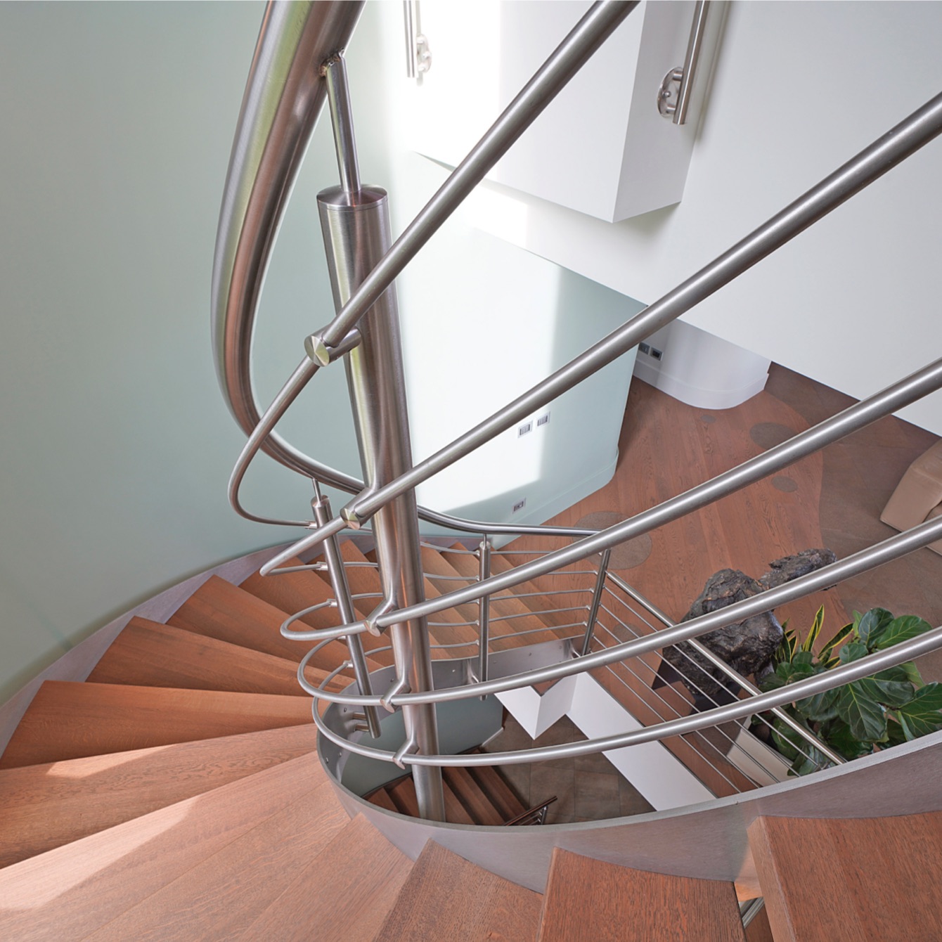 Acciaio inox e gradini in legno